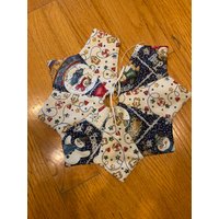 Weihnachtsbaumrock, 11 Zoll Durchmesser, Tischplatte, Winzig, Dianna Marcum, Klein, Schneemann, Marine, Gesteppt Weihnachtsbaumrock, 11 Zoll Durchmesser, Tischplatte, Winzig, Dianna Marcum, Klein, Schneemann, Marine, Gesteppt von CharsStars