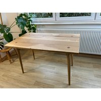 Massivholz-Schreibtisch "xoxo" Aus Eichenholz Mit Waldkante Und Zwetschgenholz-Akzenten von ChaseNaturholz