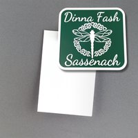 Outlander "Sassenach' Kühlschrankmagnet - Perfektes Geschenk Für Fans Sassenach Dinna Fash "Don't Worry" Magnet von ChateletUSA