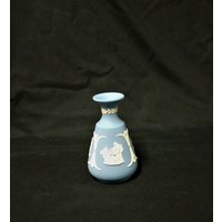 Wedgwood Jasperware Blaue Und Weiße Vase Vintage Kleine Verzierte Geprägte Szene Knospe Sammler von CheapVintageByJola