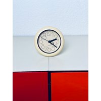 Space Age // 70S Vintage Chunky Quartz Plastik Küchen Wand - Oder Standuhr in Off-White Pop Art von CheetahBerlin