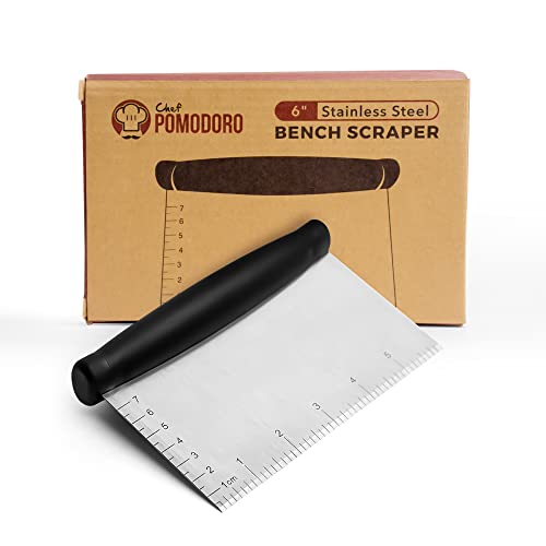 Chef Pomodoro Corne Patisserie/Grattoir Coupe Pâte Multi-Usage en Acier Inoxydable (15 cm), Coupe Pate Boulangerie, Pâtisserie, Pizza - Corne de Boulanger avec Mesures et Poignée Non-Glissante von Chef Pomodoro