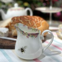 Wilder Sommer Und Summende Biene Half Pint Krug von CheneyPenroseDesigns
