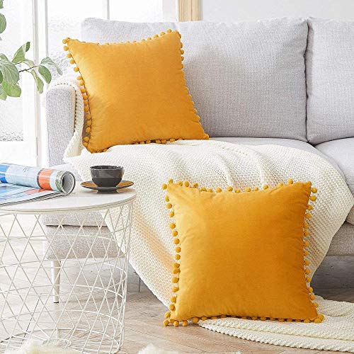 2 glänzende Samt Kissenbezug mit Ball skandinavischen Dekor Kissen Wohnzimmer Innendekoration Sofa Modernes Schlafzimmer-80 x 80 cm_Liebe Senfgelb_ von Chenso