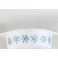 Vintage Blaue Schneeflocke Weiße Milchglas Pyrex Auflaufform Mit Griffen - #043 | 1 1/2 Qt von ChenuzAtelier