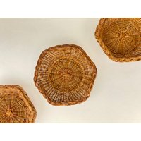 Vintage Rustikale Boho Sechseckiges Warmes Weidengeflecht/Rattan Wanddekor Kleiderbügel-Trio - Set Von Drei | 3 Mini-Wand-statement-stück von ChenuzAtelier