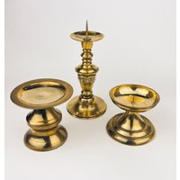 Vintage Tabletop Kerzenhalter Aus Massivem Messing - Set Drei | 3 Attraktive Gealterte Metallpatina von ChenuzAtelier