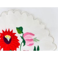 Vintage Tischwäsche/Deckchen Mit Kreisförmigen Bogenkanten - Texturiertes Blumenmuster von ChenuzAtelier
