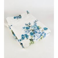 Vintage Weiß + Blau/Grün Blumenmuster Rechteckiges Bad Dusche Fransentuch - 90/10% Baumwolle Viskose Made in Canada von ChenuzAtelier