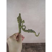 Vintage Messing Haken Drachen Koi Fisch Dekorative Robe Wandhalterung Vintage Messing Haken Drachen Koi Fisch Dekorative Robe Wandhalterung von CherieBlossomVintage