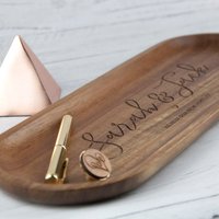 New Home Holz-Concierge-Tablett, Personalisierte Münzschale, Schlüsselschale, Dunkles Holz, Holz-Gravur-Tablett 42cm von CherishUs