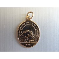 Grotte Von Lourdes Ort Der Erscheinungen Jungfrau Maria Um 1858. Vintage Medaillon Medal Pendent Holy Charm P 750 von CherishedDevotions