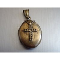 Ovales Locket Mit Glas Für Fotokreuz. Vintage Medaillon Medal Pendent Holy Charm D 303 von CherishedDevotions