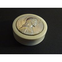 Runde Pillendose Medaillon Mit Jesus Christus Ikone Holy Charm E88 von CherishedDevotions