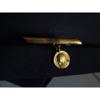 Seltene Goldfarbe Antik Religiöser Schmuck Medaille Brosche Jungfrau Maria P 450 von CherishedDevotions