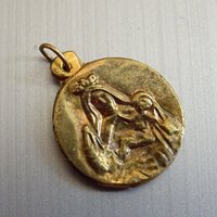 st, Carmel. Vergoldete Platte. Vintage Medaillon Medal Pendent Holy Charm D 293 von CherishedDevotions
