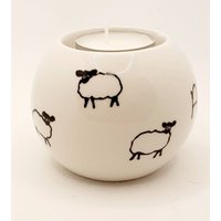 Handbemalter Teelichthalter - Ölbrenner Teelicht Schaf Design Kugel Schwarzes Personalisiert von CheviotCeramics