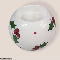 Handbemalter Teelichthalter - Ölbrenner Teelicht Stechpalme Kugel Weihnachtsgeschenk Weihnachtskerze von CheviotCeramics