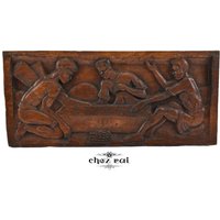 Vintage Holz Geschnitzte Tafel Panel Drei Männer Mancave Dekor Wand Dekor Geschenkidee Raum Signiert Auf Rückseite Von Plaque/Chez Rai von ChezRai
