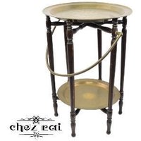 Vintage Zweistufiger Klapptisch Aus Holz Mit Messinggriff Hält Zwei Gravierte Messingplatten, Die Display Home Decor/Chez Rai . Servieren von ChezRai