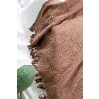 Handgewebte Braune Decke Aus Baumwolle Für Ein Sofa von Chezshipra