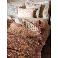Gesteppte Pfirsich Blumendecke Wendbare Baumwoll-Block-Print Dohar Tagesdecke von Chezshipra