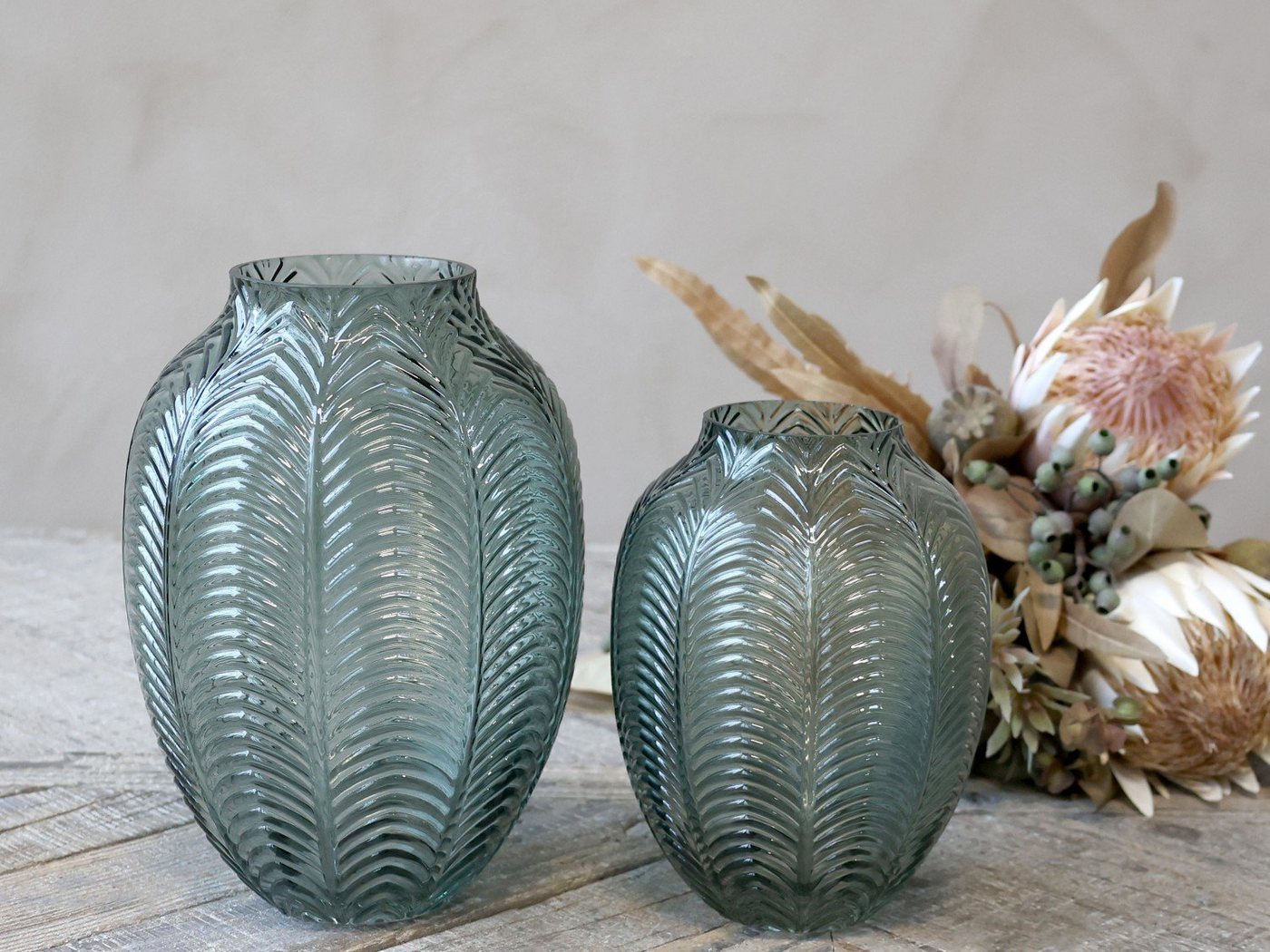 Chic Antique Dekovase Glas Vase m. Blattmuster H25/D18 cm staubig grün (1 St) von Chic Antique