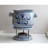 Vintage Emaille Kochtopf Essenswärmer Stand Fondue Set Henkel Casserole Metall Untersetzer Mcm Pottery Germany Blau Grau Servier Rustikal Vintage Emaille Kochtopf Essenswärmer Stand Fondue Set Henkel Casserole Metall Untersetzer Mcm Pottery Germany Blau Grau Servier Rustikal von ChicAndAntiques