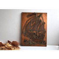 Vintage Kupfer Schiff Meer Küsten Wandbehang Hand Gehämmert Emaille Relief Bild Panel Geprägt Ozean Europa Mid Century von ChicAndAntiques