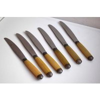 Vintage Set Von 6 Acier Inoxydable Dinner Messer Celluloid Relief Verziert Gelb Grün Griffe Küche Besteck Mcm Serviermesser Tisch von ChicAndAntiques