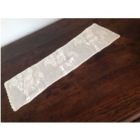 63 X 20 cm, Handgefertigter Gehäkelter Tischläufer 63 X 20 cm, Handgefertigter Gehäkelter Tischläufer von ChicMemere