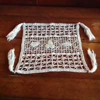 Antikes Tischset, Anfang Des Letzten Jahrhunderts, Pompons An Den Ecken Antikes Tischset, Anfang Des Letzten Jahrhunderts, Pompons An Den Ecken von ChicMemere