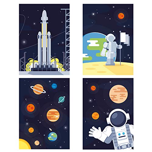 ChicResult Wandbilder 4er Set Astronaut - Weltraum Deko Poster für Jungs Kinderzimmer - Kinderbilder, Rakete, Planeten, Weltall (DIN A4 ohne Bilderrahmen) von ChicResult