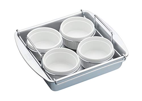 Chicago Metallic Professionelles Creme Brulee Set, Backform mit Ramekin Rack und 4 Keramik Ramekins, 1 Set von Chicago Metallic