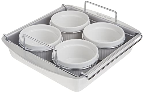 Chicago Metallic Professionelles Creme-Brûlée-Set mit 4 Auflaufförmchen aus Porzellan, quadratische Pfanne 20,3 cm und Drahtgestell, 6-teilig von Chicago Metallic