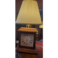 Koloniale Holzuhr/Lampe Mit Plissee-Lampenschirm in Weiß von ChincoteagueLamps