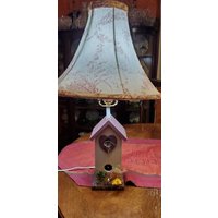 Maroon Vogelhauslampe Mit Passendem Blumen Lampenschirm von ChincoteagueLamps