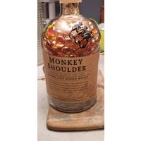 Monkey Shoulder Blended Malt Scotch Whisky Lampe Mit Bernsteinperlen Und Passendem Sechsseitigem Quastenlampenschirm von ChincoteagueLamps