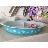 Vintage Pyrex Oval Geteilte Platzsparende Schale, Hellblau, Fröhliche Schneeflocke von Chintzyvintage