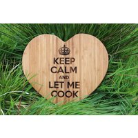 Personalisiertes Herz Bambus-Schneidebrett Gravur Keep Calm Design von ChompboardsUK