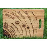 Personalisiertes Sonnensystem Bambus-Schneidebrett Weltraumgeschenk von ChompboardsUK