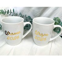 Tasse Uroma in 2026 Und Uropa 2026, Porzellantassen Mit Goldener Schrift Im Handlettering-stil, Schwangerschaft Verkünden von ChrisCaArt