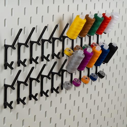 20er Set Garnrollenhalterung passend für IKEA Skadis Lochwand in schwarz – Optimale Aufbewahrung für Nähgarnkonen (bis 40mm Ø) und Unterfadenspulen (bis 20mm Ø) – Robuste und hochwertige Halter von ChrisHunkeDesign