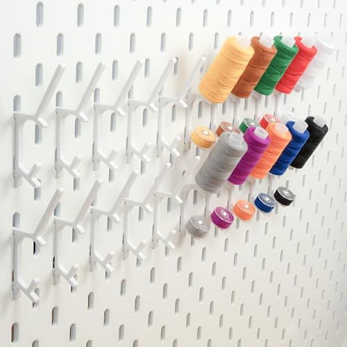 20er Set Garnrollenhalterung passend für IKEA Skadis Lochwand in weiß – Optimale Aufbewahrung für Nähgarnkonen (bis 40mm Ø) und Unterfadenspulen (bis 20mm Ø) – Robuste Halter aus hochwertigem Material von ChrisHunkeDesign