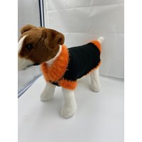 Oranger Und Schwarzer Halloween Hundepullover von Chrisscrochetcabin