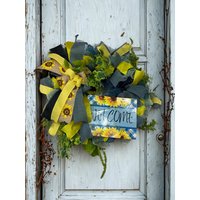 Willkommenskranz Mit Sonnenblumen Für Die Haustür - Sommerlicher Bauernhauskranz Gelbem Und Marineblauem Band Rustikale Türdekoration Den Alltag von ChrissyCraftTreasure