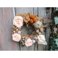 Herbstkranz Nr. Hede017 Apricot Wandkranztürkranzshabby Chicvintagelandhausherbstkranzstoffkranzshabbykranz Herbstkranz Nr. Hede017 Apricot Wandkranztürkranzshabby Chicvintagelandhausherbstkranzstoffkranzshabbykranz von ChrissysAtelier