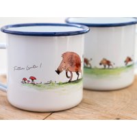 Emaille-Tasse Mit Waldtieren, Geschenk Tasse Wildschwein-Familie, Kindertasse Zum Geburtstag, Personalisierbar von ChristianBobeth