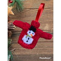 Gestrickter Weihnachtspullover Mit Schneemann Als Dekoration Für Tannenbaum Oder Weihnachtsgirlande Gestrickter Weihnachtspullover Mit Schneemann Als Dekoration Für Tannenbaum Oder Weihnachtsgirlande von ChristmasCreationz