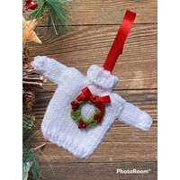 Handgestrickter Mini Ornament Für Weihnachtspullover Festlicher Baumschmuck Handgestrickter Mini Ornament Für Weihnachtspullover Festlicher Baumschmuck von ChristmasCreationz